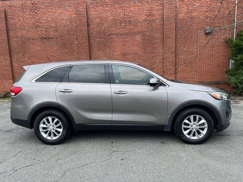 Used 2017 Kia Sorento L FWD image 2