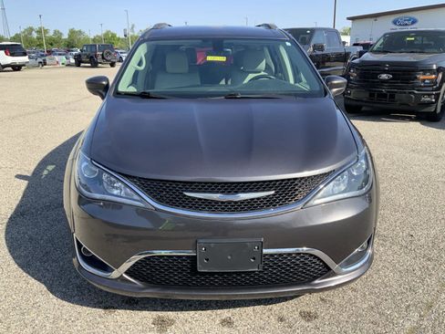 Used 2018 Chrysler Pacifica Touring-L Plus w/ Tire & Wheel Group FWD image 3