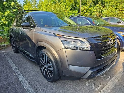 Used 2024 Nissan Pathfinder Platinum w/ Lighting Package (N93) AWD/4WD image 2