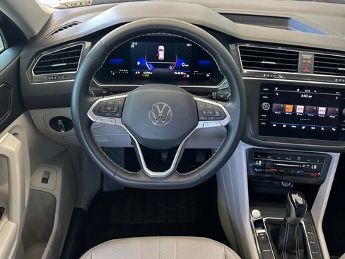 Used 2022 Volkswagen Tiguan SE FWD image 14