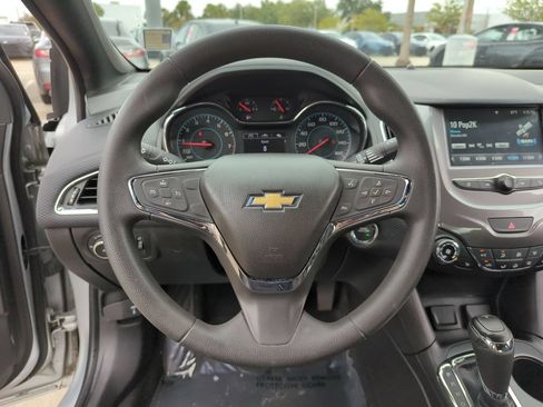 Used 2018 Chevrolet Cruze LT w/ Convenience Package FWD image 9