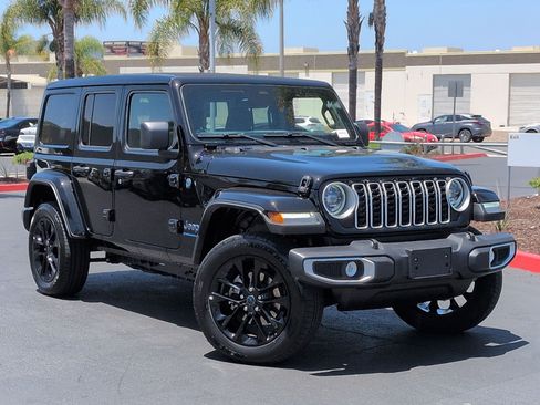 Used 2025 Jeep Wrangler Unlimited Sahara w/ Safety Group AWD/4WD image 2