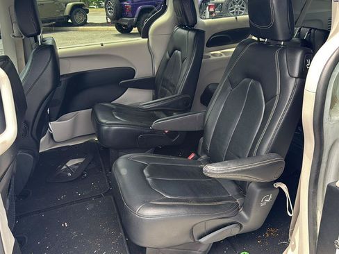 Used 2022 Chrysler Pacifica Touring-L FWD image 11