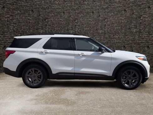 Used 2022 Ford Explorer XLT w/ Equipment Group 202A AWD/4WD image 3