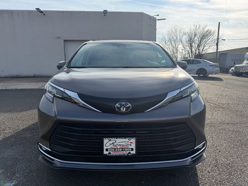 Used 2023 Toyota Sienna XLE image 2