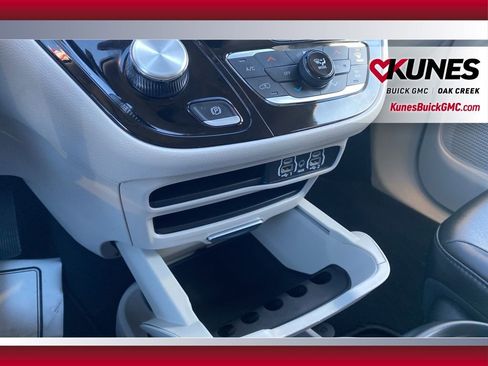 Used 2024 Chrysler Pacifica Touring-L image 21