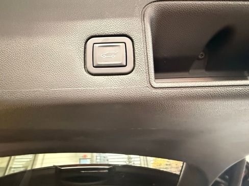 Used 2024 GMC Terrain SLT image 20