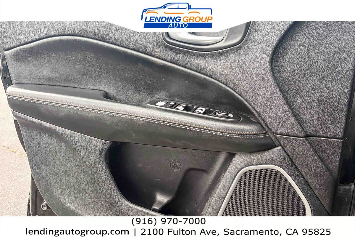 Used 2018 Jeep Compass Latitude w/ Popular Equipment Group FWD image 19