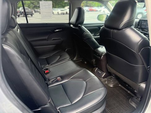 Used 2022 Toyota Highlander XLE AWD/4WD image 18