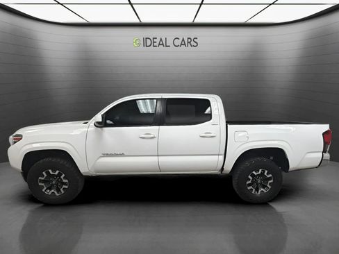 Used 2020 Toyota Tacoma SR5 RWD image 2