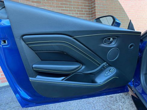 Used 2019 Aston Martin V8 Vantage Coupe image 31