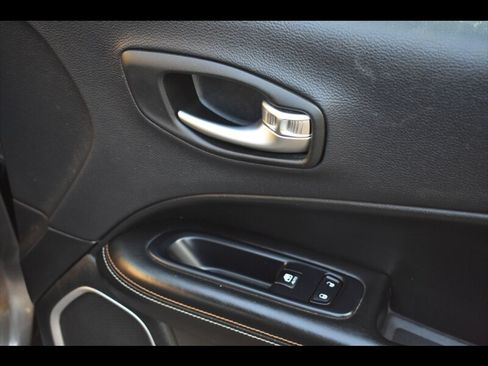 Used 2018 Jeep Compass Latitude FWD image 34