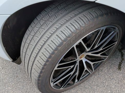 Used 2023 Porsche Macan image 13