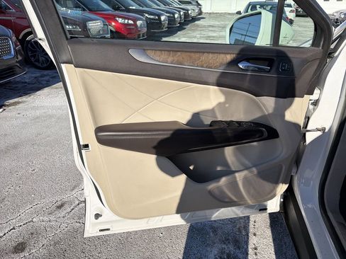 Used 2017 Lincoln MKC Reserve w/ Lincoln MKC Climate Package image 10