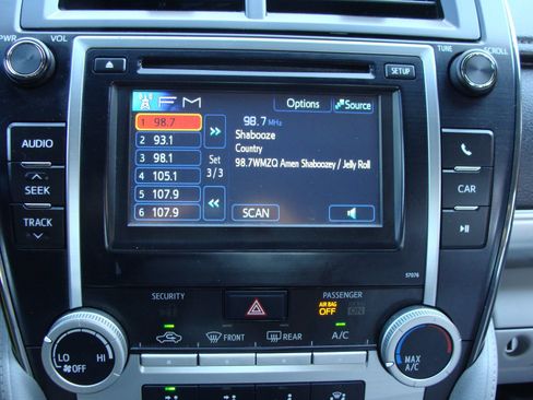 Used 2014 Toyota Camry LE FWD image 12