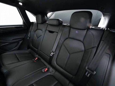 Certified 2025 Porsche Macan image 30