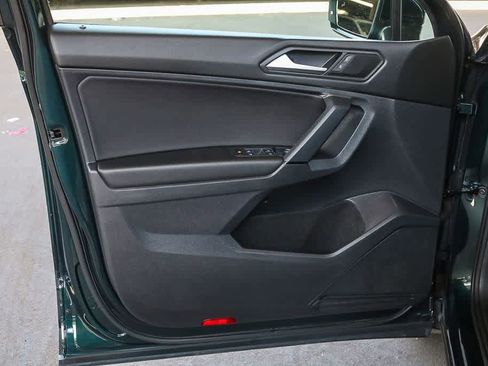 Used 2019 Volkswagen Tiguan SE w/ Panoramic Sunroof Package AWD/4WD image 24