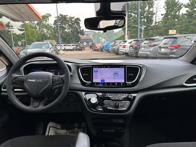 Used 2023 Chrysler Pacifica Touring FWD image 22
