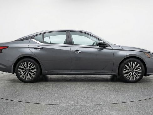 Used 2025 Nissan Altima 2.5 SV image 11