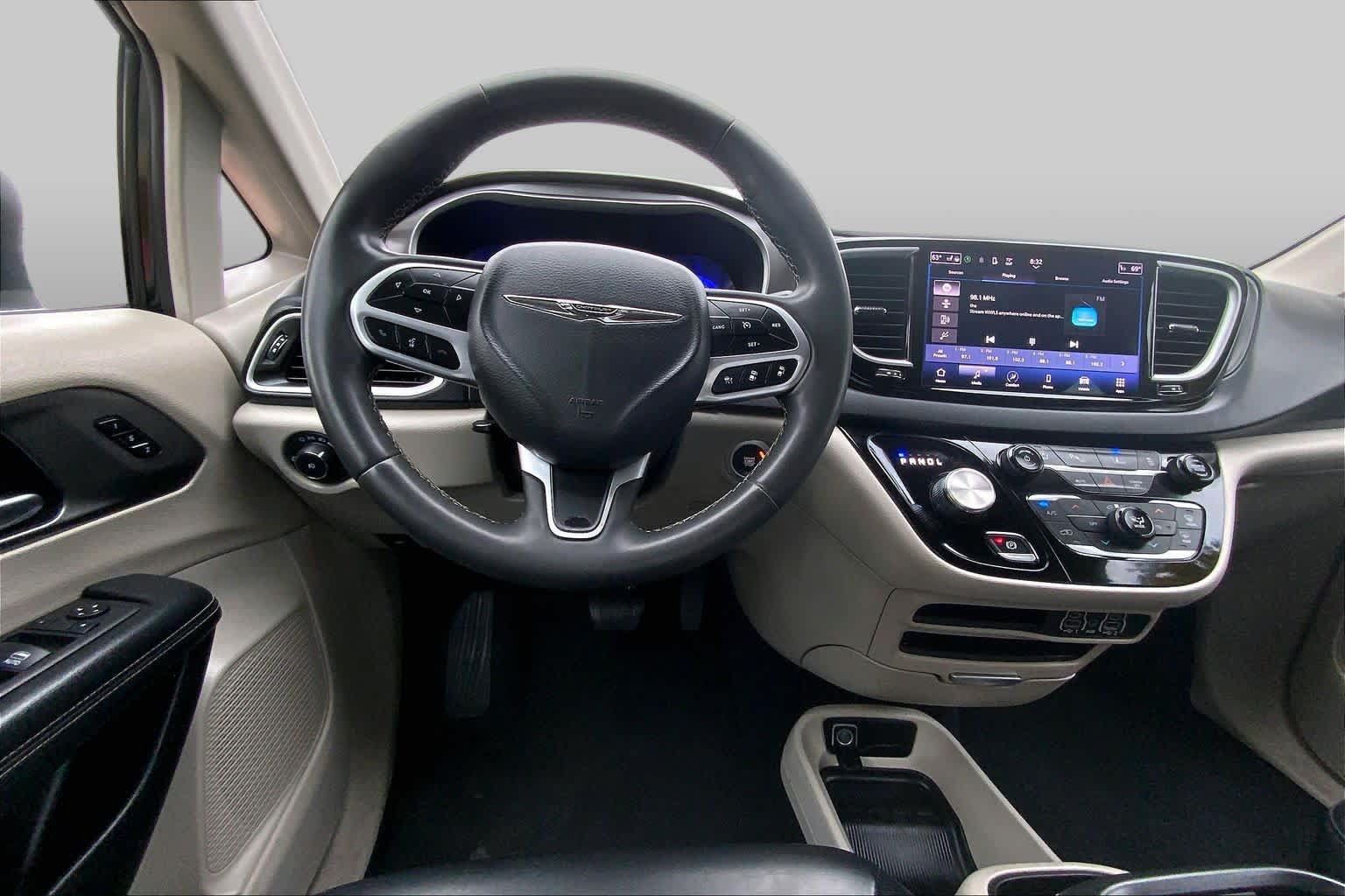 Used 2023 Chrysler Pacifica Touring-L FWD image 6