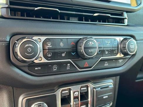 Certified 2025 Jeep Gladiator Mojave w/ Convenience Group AWD/4WD image 36