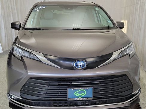 Used 2022 Toyota Sienna XLE w/ XLE Plus Package image 4