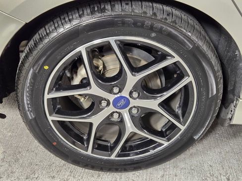 Used 2016 Ford Focus SE w/ SE Sport Package FWD image 11