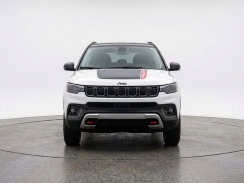 Used 2025 Jeep Compass Trailhawk AWD/4WD image 2
