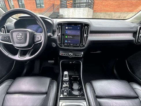 Used 2025 Volvo XC40 B5 Plus image 20