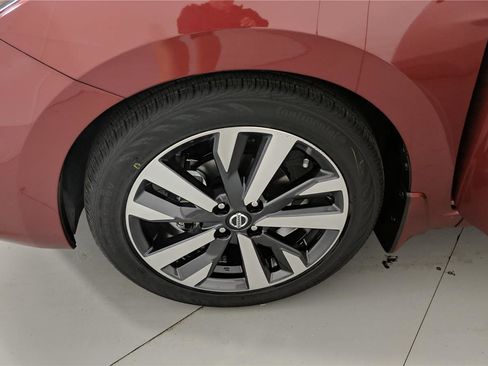 Certified 2021 Nissan Versa SR w/ Trunk Package image 10