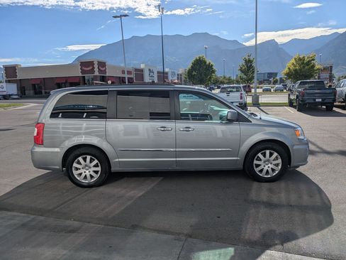 Used 2015 Chrysler Town & Country Touring w/ Driver Convenience Group FWD image 2
