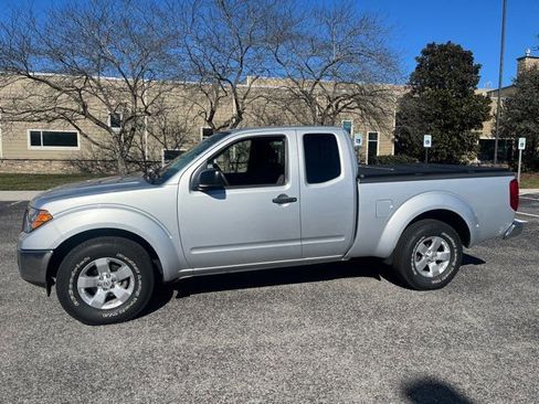 Used 2011 Nissan Frontier SV image 3