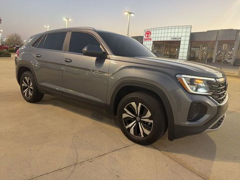 Used 2024 Volkswagen Atlas Cross Sport SE image 3