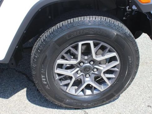 Used 2025 Jeep Wrangler Unlimited Sahara AWD/4WD image 35