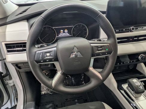 Used 2025 Mitsubishi Outlander SE FWD image 19