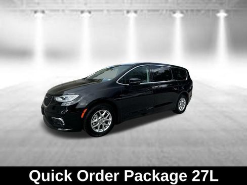 Used 2024 Chrysler Pacifica Touring-L FWD image 3