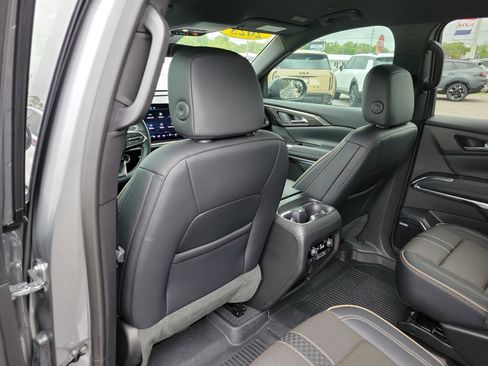 Used 2025 Chevrolet Traverse High Country FWD image 17