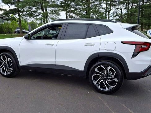 New 2026 Chevrolet Trax RS w/ Sunroof Package FWD image 8