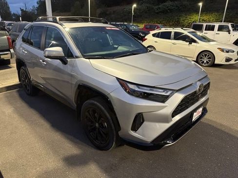 Used 2025 Toyota RAV4 SE w/ Convenience Package AWD/4WD image 3