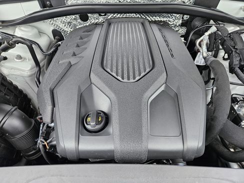 Certified 2025 Porsche Macan image 30