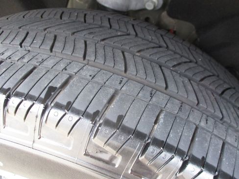 Used 2024 Ford Explorer XLT w/ Equipment Group 202A AWD/4WD image 15