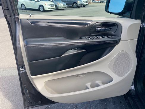 Used 2017 Dodge Grand Caravan SXT image 9