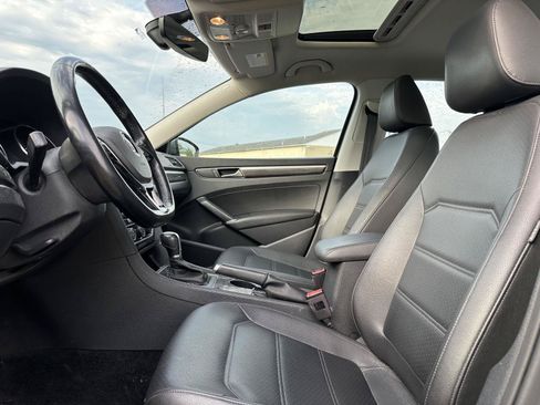 Used 2018 Volkswagen Passat 2.0T SE FWD image 11