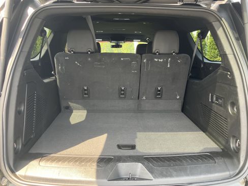 Used 2022 Chevrolet Suburban LT w/ Luxury Package image 12