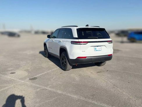 New 2026 Jeep Grand Cherokee Altitude image 9