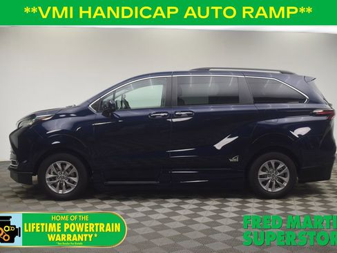 Used 2022 Toyota Sienna XLE image 7