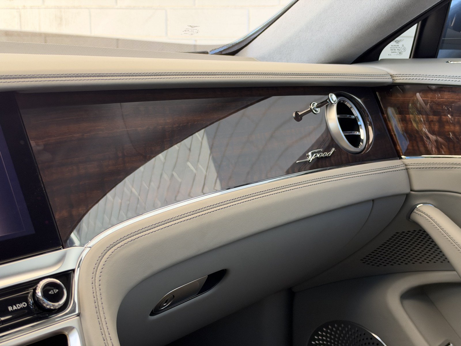 Certified 2025 Bentley Flying Spur Plug-In Hybrid AWD/4WD image 33