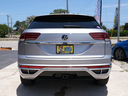 Used 2020 Volkswagen Atlas Cross Sport SE w/ Panoramic Sunroof Package FWD image 6