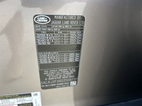 Used 2025 Land Rover Discovery S image 11