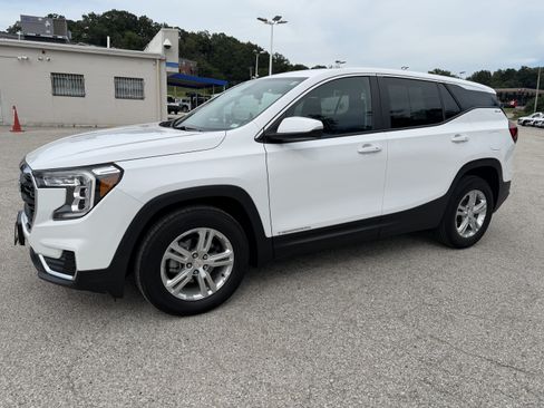 Used 2024 GMC Terrain SLE FWD image 3